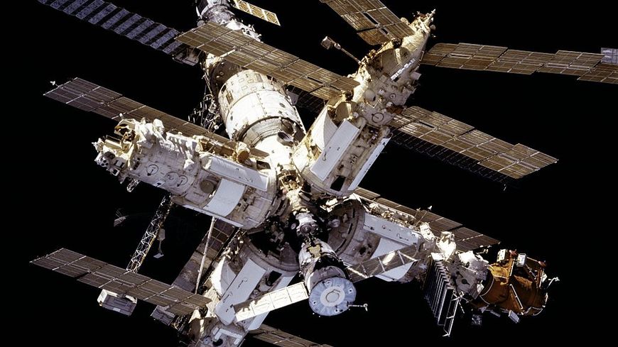 Mir en orbite autour de la Terre vue depuis la navette spatiale Atlantis en janvier 1997.