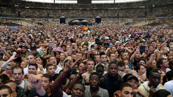 Un bout du public, lors du concert Urban Peace, au Stade de France, avec les grands noms du rap et du hip-hop français : IAM, Sexion d’Assaut, Orelsan, La Fouine ... étaient là (Paris, 28/09/2013) ©AFP - PIERRE ANDRIEU