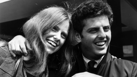 La violoncelliste Jacqueline Du Pré et le pianiste Daniel Barenboim à Londres le 27 juin 1967, de retour de leur mariage en Israël ©Getty - George Stroud/Express