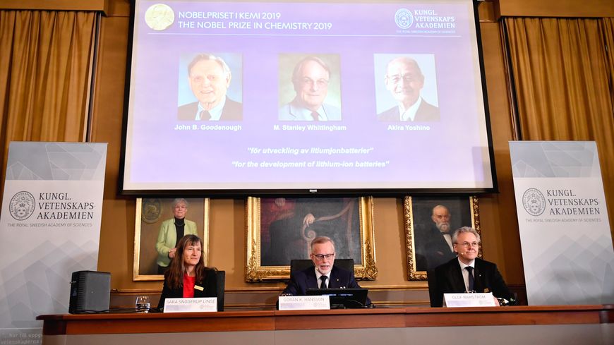 Les membres de l'Académie suédoise royale des sciences dévoilent le visage des prix Nobel de chimie 2019.