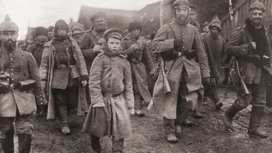 Prisonniers de guerre sur le front de l'Est, vers 1916. Parmi eux, un garçon de 15 ans, qui dit s'être engagé pour éviter de mourir de faim - FPG/Hulton Archive/Getty Images