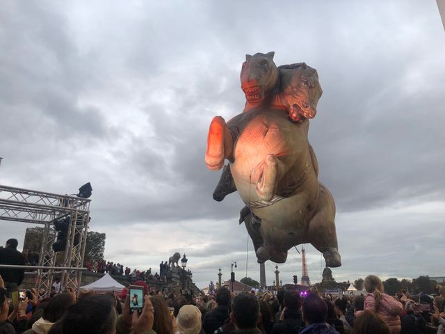 Les chevaux gonflables du collectif des plasticiens volants ont ouvert cette parade artistique.
