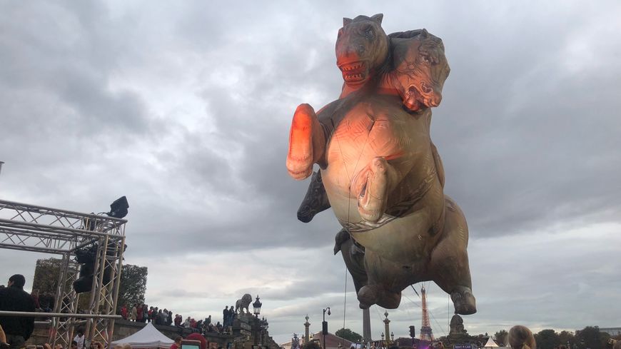 Les chevaux gonflables du collectif des plasticiens volants ont ouvert cette parade artistique.