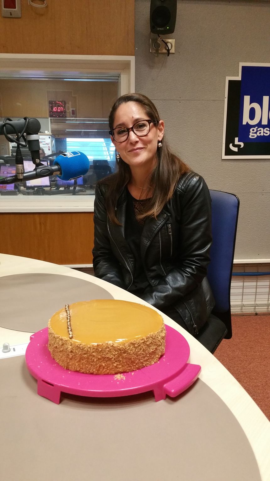 Julie avec un entremet Noix et Pommes