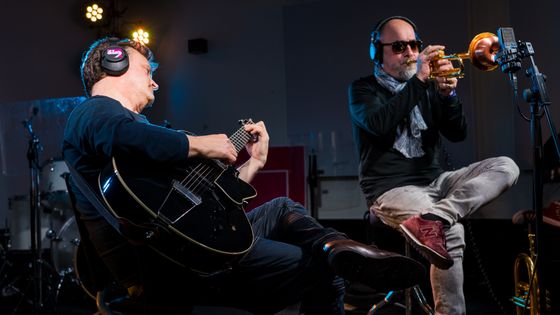 Sylvain Luc et Stéphane Belmondo dans le studio de FIP | Melike Balci / RF ©Radio France