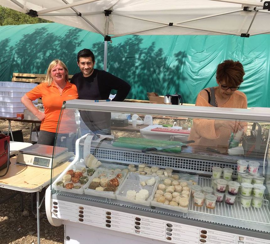 Frédéric Bogé et Edith Sellier de "La chèvrerie du bois d'Amon", productrice de fromages, glaces et yaourts
