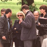 Les juges d'instruction Eva Joly et Laurence Vichnievsky quittent le domicile girondin du président du Conseil constitutionnel, Roland Dumas, après l'avoir mis en examen pour "recels et complicité d'abus de biens sociaux" en marge de l'affaire Elf