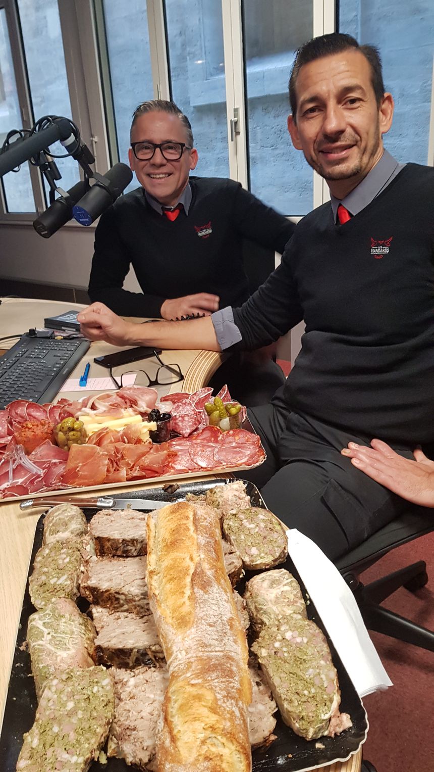 David Berardi et Bruno Caron avec leurs plateaux de charcuterie et fromages