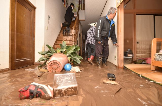Les habitants de Nagano tentent de sauver le mobilier épargné par les eaux