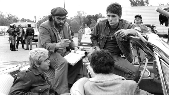 Francis Ford Coppola au travail avec C Thomas Howell, Ralph Macchio et Matt Dillon lors du tournage de 'The Outsiders', 1983 - Warner Brothers