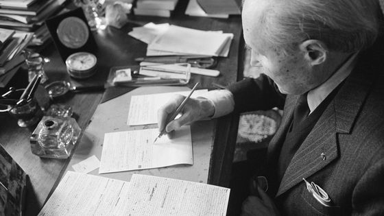 Maurice Genevoix écrivant à son bureau. ©Getty - James Andanson/Sygma