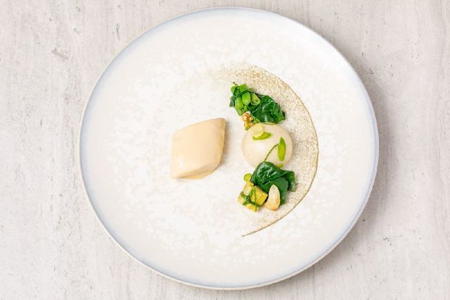 Géline de Touraine - Suprêmes pochés au combawa, haricots verts et pain vapeur