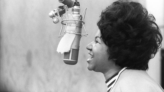 Aretha Franklin chante dans les studios d'Atlantic Records lors de l'enregistrement de 'The Weight' le 9 janvier 1969 à New York City ©Getty