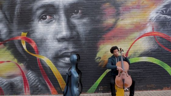 Sheku Kanneh-Mason devant la fresque dédiée à Bob Marley (Brockley - Londres) - Extrait vidéo : shekukannehmason.com/video/