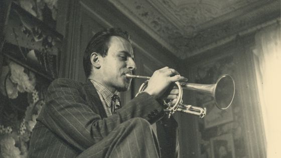 Boris Vian jouant de la trompette chez sa première épouse Michelle Léglise (1946) - (c) DR - Archives cohérie Boris Vian