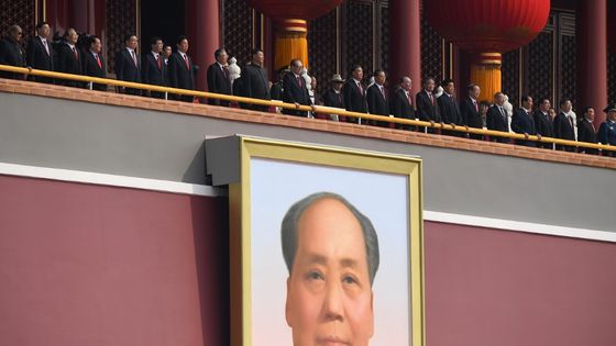 Le président chinois Xi Jinping (centre gauche) regarde la parade militaire, ce matin à Pékin. ©AFP - Greg BAKER