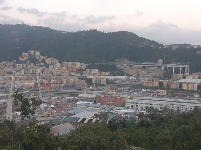 Le futur pont enjambera la zone située entre les grues et les premières piles puis la voie ferrée pour atteindre le quartier rasé que l’on distingue sous la bretelle d’autoroutes