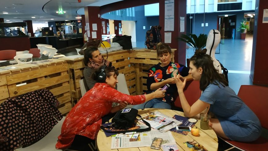 Anne Montaron interviewant Eve Risser à la cafètéria de Radio France