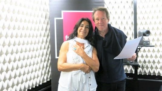 France Musique, studio 451... Ève Brenner à la voix aux cinq octaves ! & le producteur Benoît Duteurtre ©Radio France - Annick Haumier / RF
