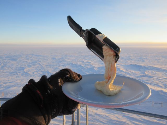 Une raclette durant l'expédition en plein cœur de l’Antarctique, hiver 2018