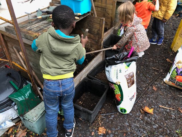 Les mains dans le compost