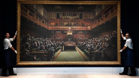 Une toile de Banksy, représentant le Parlement britannique constitué de singes, a été vendue, en plein Brexit, à 9,9 millions de livres (11,1 millions d’euros). (Londres, le 04/10/2019) ©Maxppp - NEIL HALL