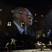 Festival d'Avignon, la Cour d'honneur du Palais des papes, à partir des souvenirs de Leah Rabin, l'épouse du Premier ministre qui a été assassiné en 1995, Amos Gitaï a imaginé une « fable » débarrassée de tout formalisme.