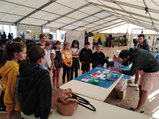 Les enfants de la classe de CM2 de l'école Sainte-Thérèse de La Seyne-sur-Mer dans le Var assistent à un atelier de la SurfRider Foundation sur la qualité de l'eau.