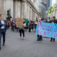 Des militants écologistes membres d'Extinction Rebellion, le 14 octobre 2019, lors d’un blocus au cœur de la City, le quartier financier de Londres.