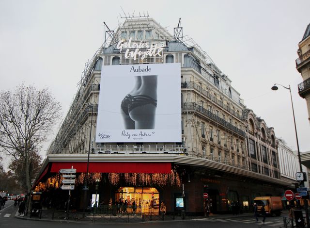 En décembre 2018, publicité Aubade sur les bâtiments des Galeries Lafayette avait été retirée car jugée sexiste