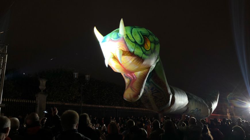 Le gigantesque serpent gonflable du collectif des plasticiens volants a fait sensation.