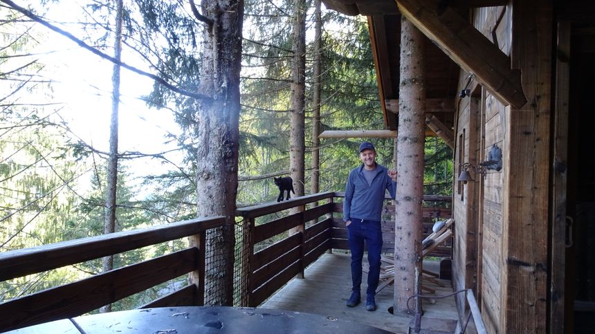 Nicolas Boisramé le constructeur de ces cabanes dans les arbres à Saint Nicolas la Chapelle
