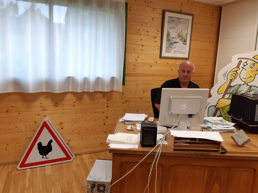 Daniel Cueff, maire de Langouët, dans son bureau à la mairie