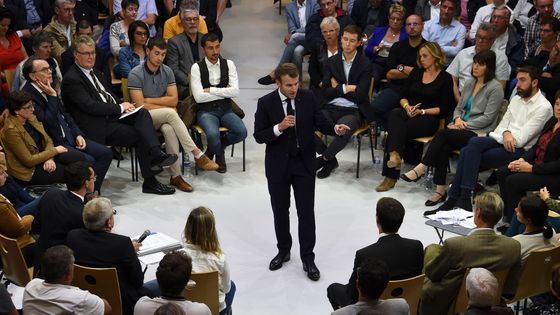 Emmanuel Macron lors d'un débat sur le thème des retraites lors d'une visite à Rodez dans le sud-ouest de la France le 3 octobre 2019. ©AFP - Eric Cabanis