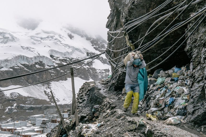 Un mineur portant un sac rempli de pierres extraites de la mine