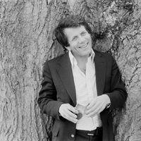 Le chef d'orchestre et claveciniste Raymond Leppard en 1975 au Royaume-Uni