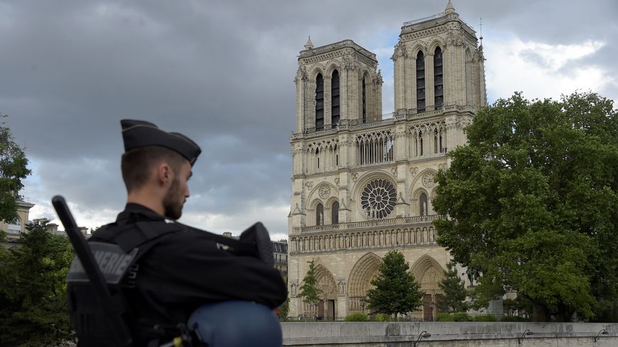 Un gendarme garde les accès à la cathédrale Notre-Dame de Paris. Image d'illustration.