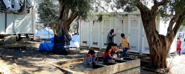 Les sanitaires du camp de Moria : un WC/douche pour 100 personnes.