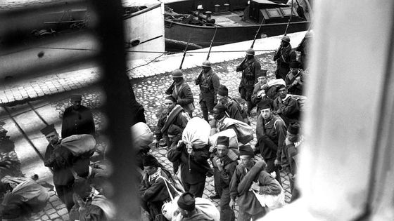 Départ des condamnés au bagne en 1933 depuis Saint-Martin-de-Ré, escortés par des tirailleurs sénégalais ©Getty - Keystone-France