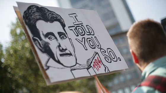 Pancarte avec le portrait de George Orwell et l'inscription "Je vous avais prévenus" lors d'une manifestation en Allemagne après les révélations d'Edward Snowden sur l'espionnage de la NSA (2013). ©Getty - David von Blohn/NurPhoto