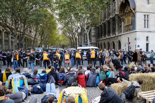 Des gendarmes font face aux manifestants d'Extinction Rebellion à Paris, alors qu'ils bloqent le Pont au Change donnant sur la Conciergerie.