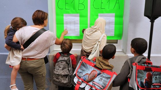 Des parents examinent des panneaux avec leurs enfants à l'école primaire David Johnston, le 4 septembre 2012 à Bordeaux ©AFP - PIERRE ANDRIEU
