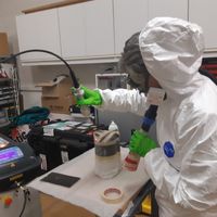 Au laboratoire de recherche des monuments historiques, cette géologue teste des techniques de nettoyage de la pierre de Notre-Dame