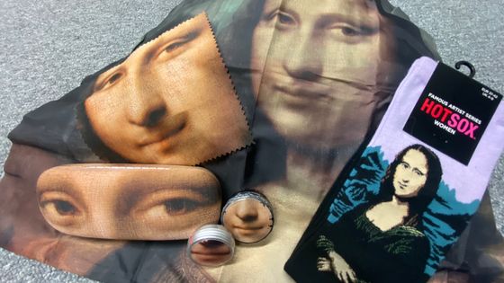Sac cabas, étuis à lunettes, boite à bonbons, chaussettes... le mythique regard de la Joconde est déclinée sur (vraiment) tous les supports ! ©Radio France - Xavier Demagny