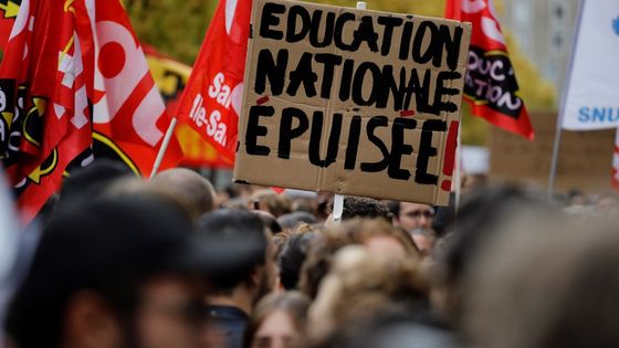 Manifestation de personnels de l'éducation nationale le 3 octobre 2019 à Bobigny après le suicide d'une directrice d'établissement à Pantin. ©AFP - Thomas SAMSON
