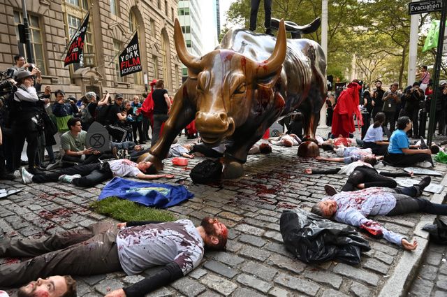 À New-York, des militants ont aspergé de sang le "Wall Street Bull" et réalisé un "die-in" tout autour.