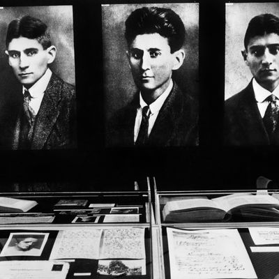 Trois photographies de l'écrivain Franz Kafka (1883-1924) lors d'une exposition à Berlin en 1966.