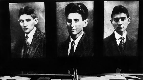 Trois photographies de l'écrivain Franz Kafka (1883-1924) lors d'une exposition à Berlin en 1966. ©Getty - Harry Croner/ullstein bild via Getty Images