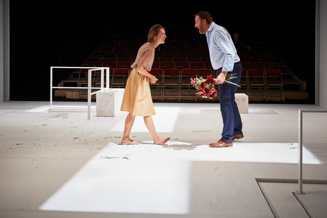 Jérôme Pouly et Claire de la Rüe du Can dans « L’Heureux Stratagème » de Marivaux mis en scène par Emmanuel Daumas.