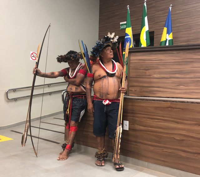 Agamenon et Mopiri, deux des caciques, chefs du village de Lapetanha à une cérémonie officielle dans la ville voisine de Cacoal
